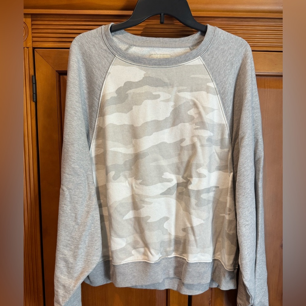 American Eagle Outfitters Light Gray Camo Crewneck Sweatshirt